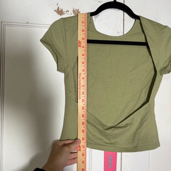 Edikted Green Open Back Top Short Sleeve Size Medium NWT - Picture 3 of 8
